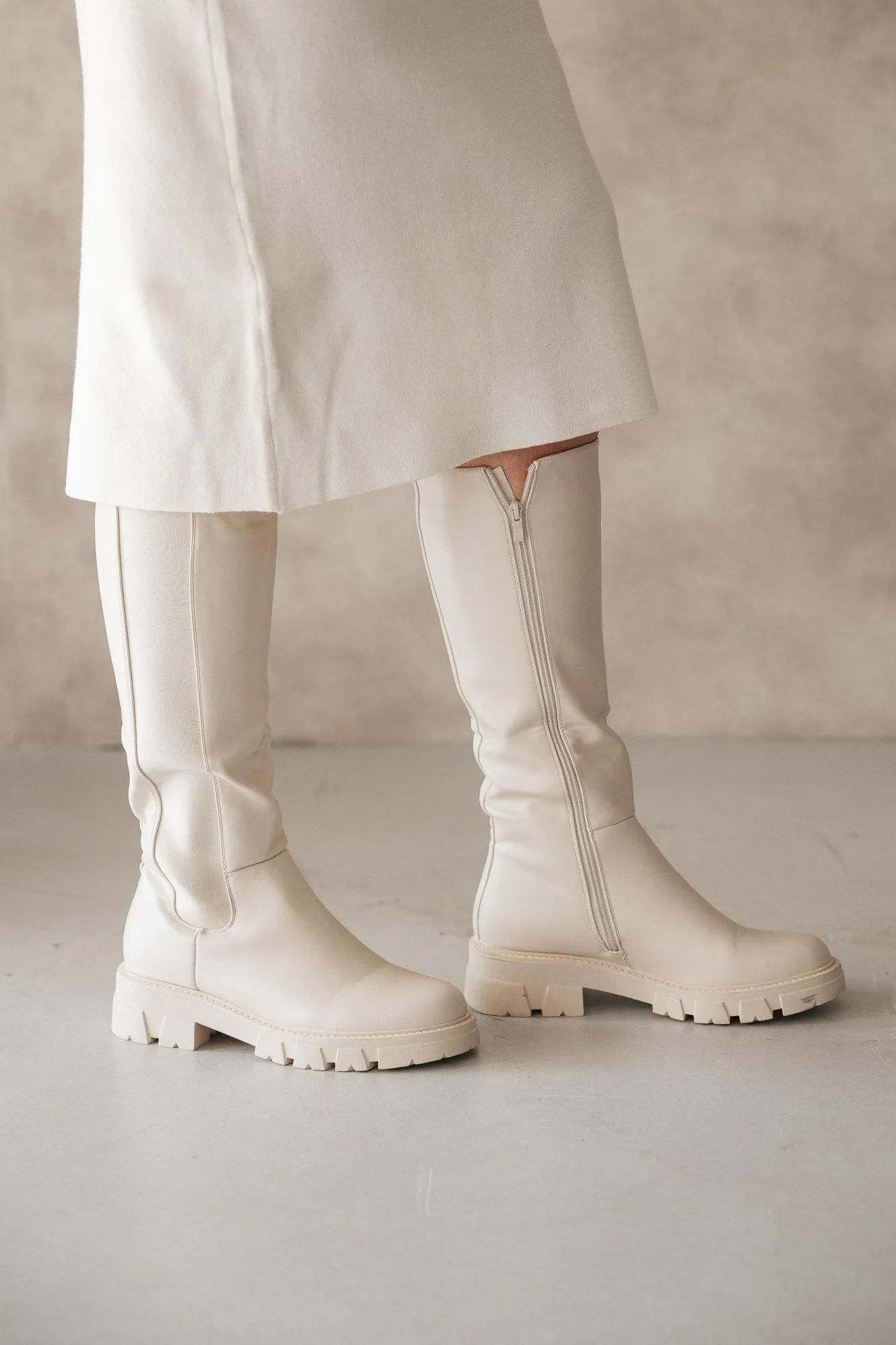 High chelsea boot beige